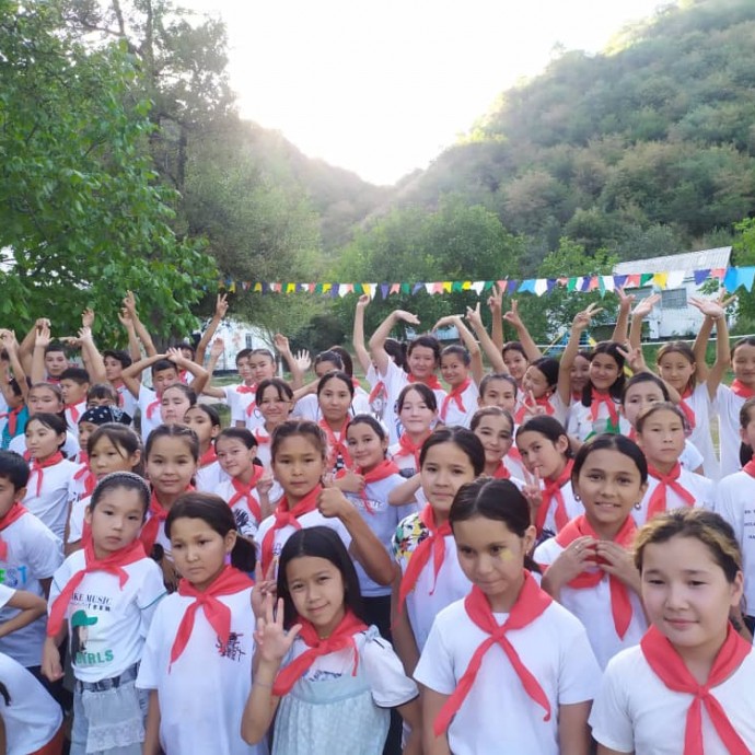 Солнце, свежий воздух и новые друзья. Контактные дети впервые посетили детский лагерь Алтын Балалык