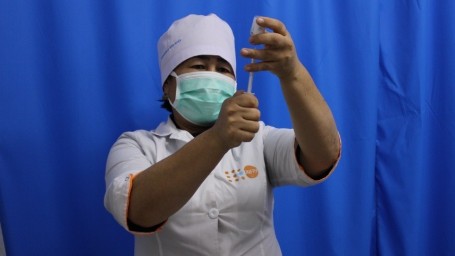 Третью дозу вакцины от COVID получили 588 кыргызстанцев