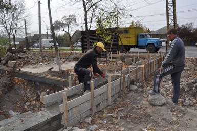 ​В Бишкеке идет работа по сносу старых зданий и подготовке площадки под строительство нового здания 